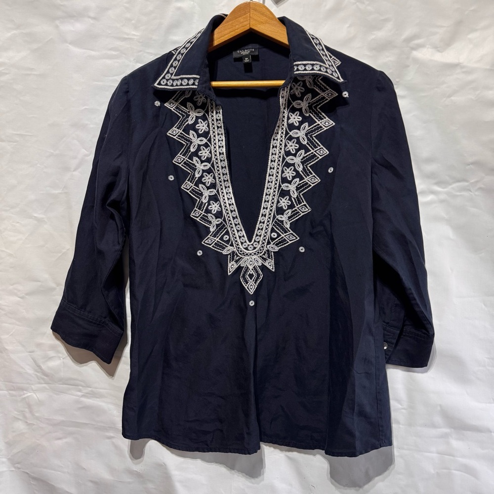 Talbots // navy v neckline with white embroidery popover shirt size 8p aug1